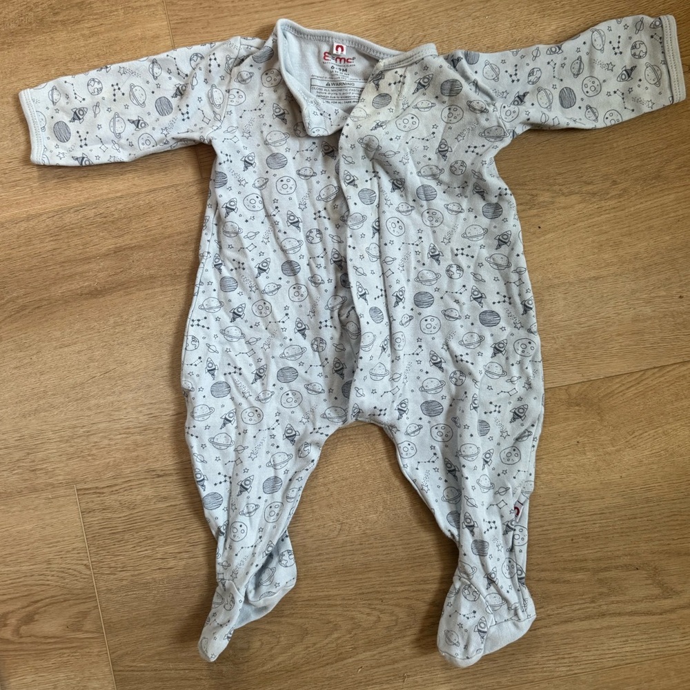Magnetic onsie sleeper e mc 6-9 month